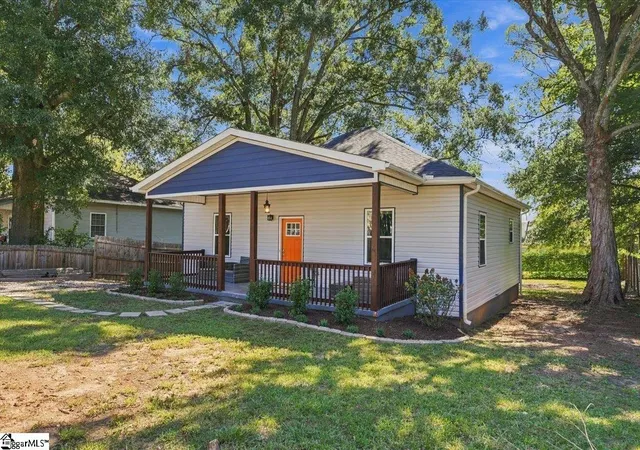 Photo 3 of Single family home for sale at 6 7th Street, Greenville, SC 29611 | MLS# 1605571 | Listing updated on 2026-10-02