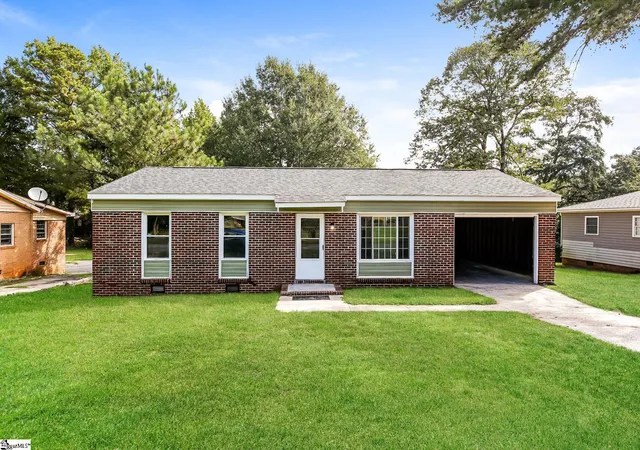Photo 1 of Single family home for sale at 105 Short St, Laurens, SC 29360 | MLS# 1604425 | Listing updated on 2026-10-05
