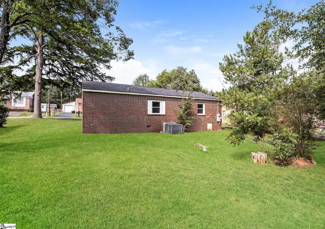 Photo 4 of Single family home for sale at 105 Short St, Laurens, SC 29360 | MLS# 1604425 | Listing updated on 2026-10-05