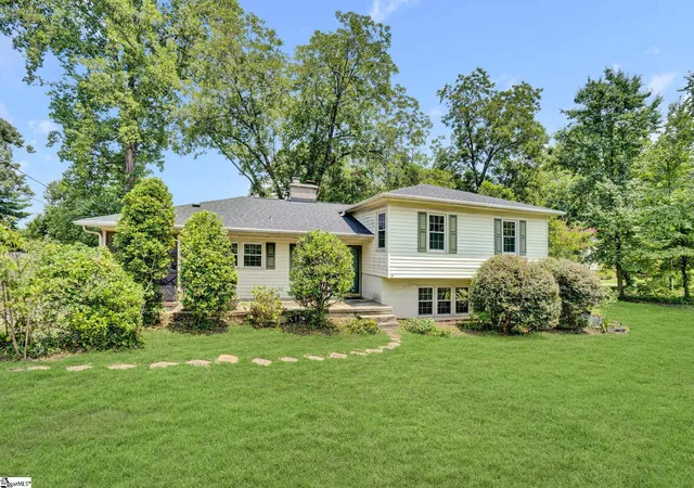 Photo 3 of Single family home for sale at 12 Mcswain Dr, Greenville, SC 29615 | MLS# 1599268 | Listing updated on 2026-09-01