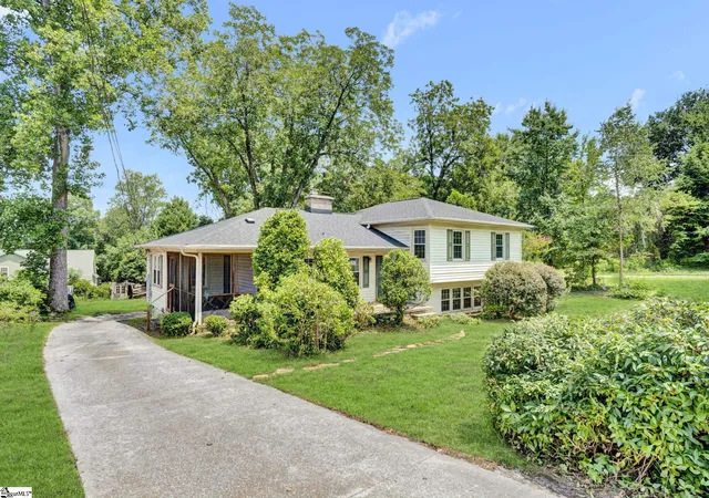 Photo 4 of Single family home for sale at 12 Mcswain Dr, Greenville, SC 29615 | MLS# 1599268 | Listing updated on 2026-09-01