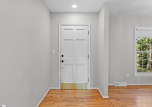 Photo 4 of Single family home for sale at 108 Longstreet Dr, Greer, SC 29650 | MLS# 1602900 | Listing updated on 2026-09-20
