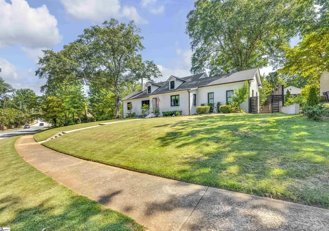 Photo 2 of Single family home for sale at 201 Cleveland St, Greenville, SC 29601 | MLS# 1602815 | Listing updated on 2026-09-08