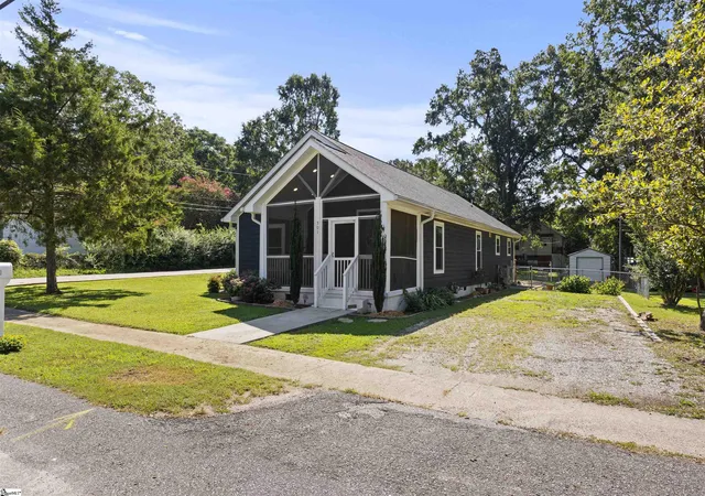 Photo 3 of Single family home for sale at 501 W Curtis St, Simpsonville, SC 29681 | MLS# 1603129 | Listing updated on 2026-09-09