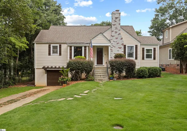 Photo 1 of Single family home for sale at 4 Waverly Ct, Greenville, SC 29605 | MLS# 1603153 | Listing updated on 2026-09-14