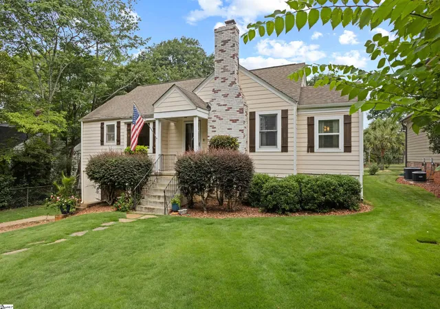 Photo 2 of Single family home for sale at 4 Waverly Ct, Greenville, SC 29605 | MLS# 1603153 | Listing updated on 2026-09-14