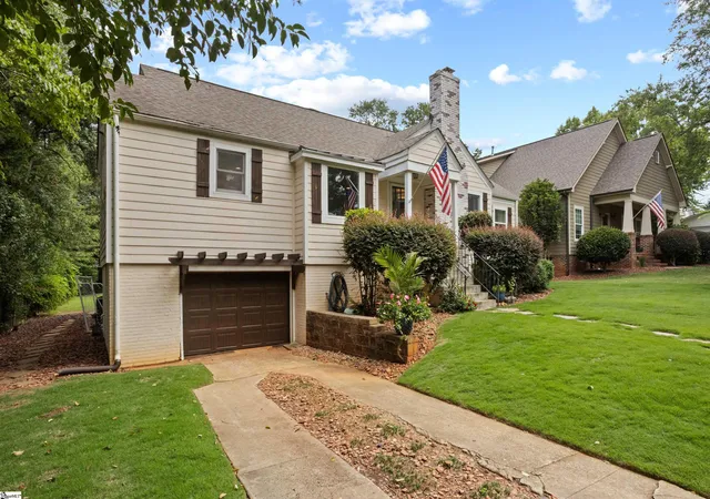 Photo 3 of Single family home for sale at 4 Waverly Ct, Greenville, SC 29605 | MLS# 1603153 | Listing updated on 2026-09-14