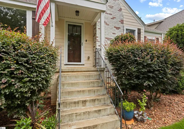 Photo 3 of Single family home for sale at 4 Waverly Ct, Greenville, SC 29605 | MLS# 1603153 | Listing updated on 2026-09-14