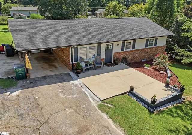 Photo 2 of Single family home for sale at 117 Rocking Chair Ln, Spartanburg, SC 29307 | MLS# 1602877 | Listing updated on 2026-09-15