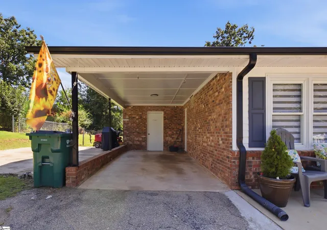 Photo 3 of Single family home for sale at 117 Rocking Chair Ln, Spartanburg, SC 29307 | MLS# 1602877 | Listing updated on 2026-09-15