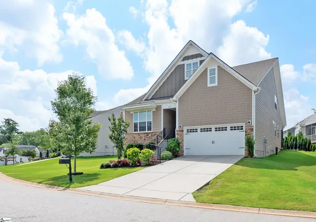 Photo 3 of Single family home for sale at 231 Double Crst Dr, Taylors, SC 29687 | MLS# 1602857 | Listing updated on 2026-09-03