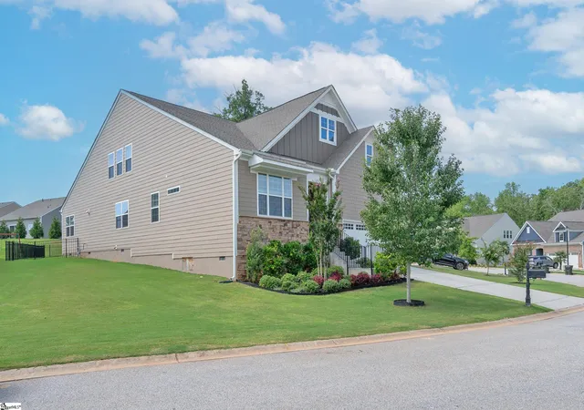 Photo 4 of Single family home for sale at 231 Double Crst Dr, Taylors, SC 29687 | MLS# 1602857 | Listing updated on 2026-09-03