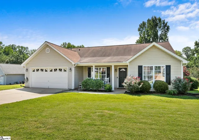 Photo 2 of Single family home for sale at 420 Lily Pond Ln, Taylors, SC 29687 | MLS# 1603613 | Listing updated on 2026-09-11