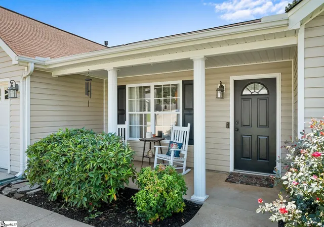 Photo 2 of Single family home for sale at 420 Lily Pond Ln, Taylors, SC 29687 | MLS# 1603613 | Listing updated on 2026-09-11