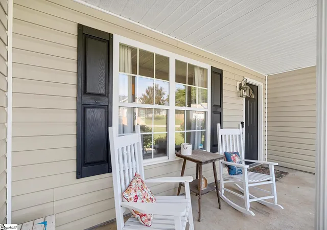 Photo 3 of Single family home for sale at 420 Lily Pond Ln, Taylors, SC 29687 | MLS# 1603613 | Listing updated on 2026-09-11