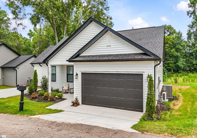 Photo 2 of Single family home for sale at 104 Cox St, Simpsonville, SC 29681 | MLS# 1603467 | Listing updated on 2026-09-10