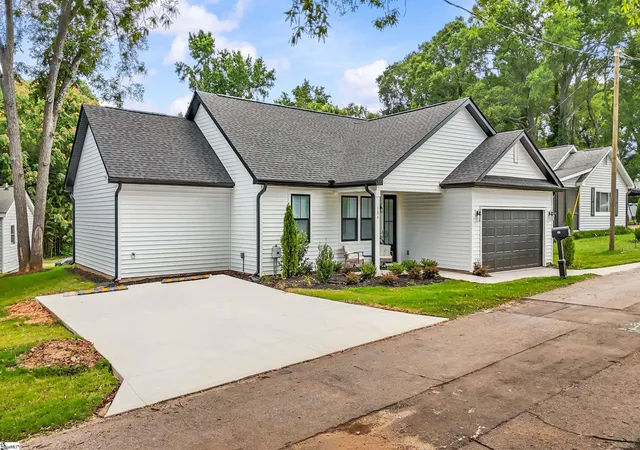 Photo 2 of Single family home for sale at 104 Cox St, Simpsonville, SC 29681 | MLS# 1603467 | Listing updated on 2026-09-10