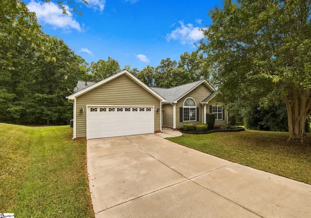 Photo 3 of Single family home for sale at 9 Avebury Ct, Travelers Rest, SC 29690 | MLS# 1604830 | Listing updated on 2026-10-13