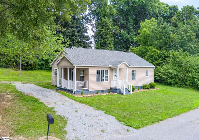 Photo 3 of Single family home for sale at 115 Clover St, Liberty, SC 29657 | MLS# 1603818 | Listing updated on 2026-09-19
