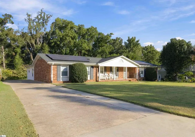 Photo 2 of Single family home for sale at 109 Woodcliff Ct, Simpsonville, SC 29681 | MLS# 1606309 | Listing updated on 2026-10-11