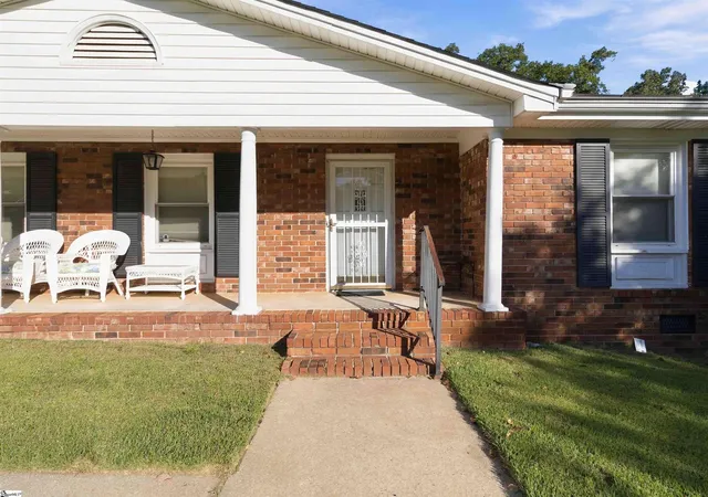 Photo 3 of Single family home for sale at 109 Woodcliff Ct, Simpsonville, SC 29681 | MLS# 1606309 | Listing updated on 2026-10-11