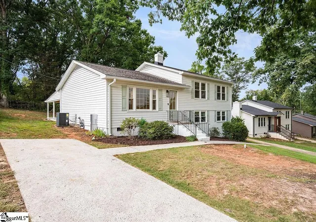 Photo 3 of Single family home for sale at 102 Kathryan Ct, Greenville, SC 29605 | MLS# 1602593 | Listing updated on 2026-09-04