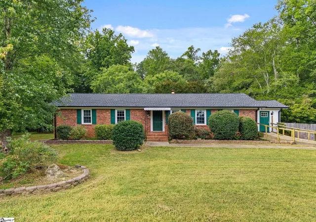Photo 1 of Single family home for sale at 20 Driftwood Ln, Taylors, SC 29687 | MLS# 1604673 | Listing updated on 2026-10-16