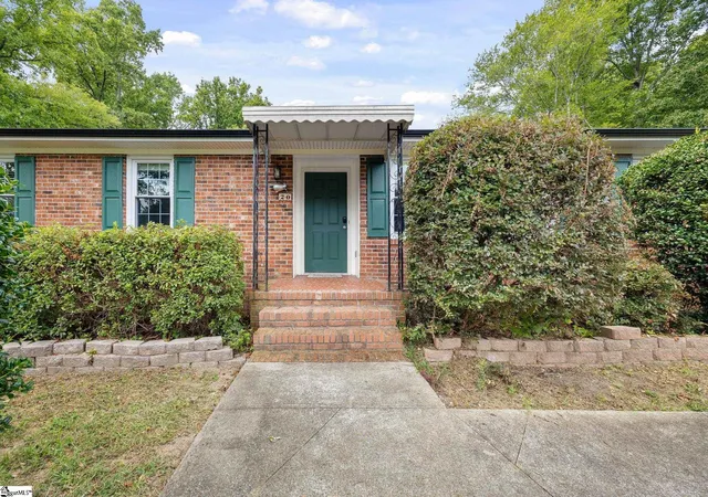 Photo 3 of Single family home for sale at 20 Driftwood Ln, Taylors, SC 29687 | MLS# 1604673 | Listing updated on 2026-10-16