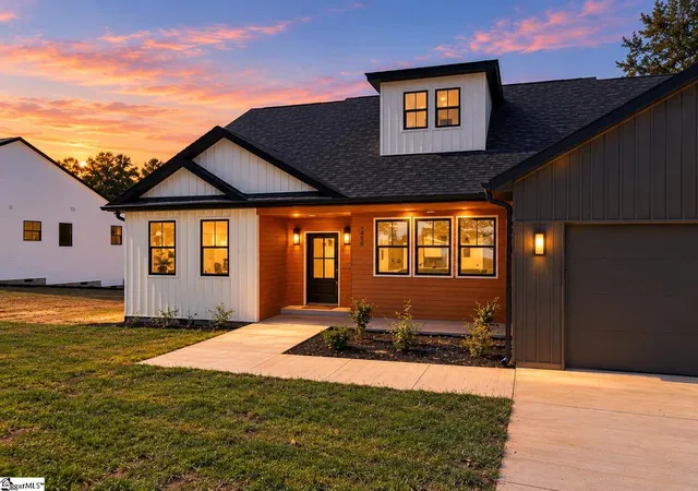 Photo 3 of Single family home for sale at 488 Skyline Dr, Campobello, SC 29322 | MLS# 1605340 | Listing updated on 2026-09-30