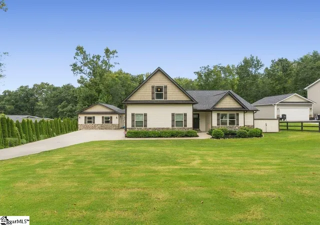 Photo 1 of Single family home for sale at 230 Mccall Rd, Simpsonville, SC 29680 | MLS# 1604146 | Listing updated on 2026-10-01