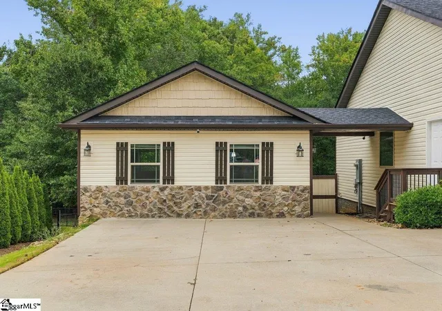 Photo 2 of Single family home for sale at 230 Mccall Rd, Simpsonville, SC 29680 | MLS# 1604146 | Listing updated on 2026-10-01