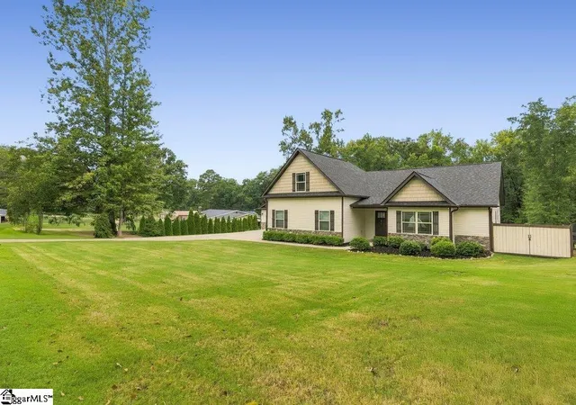 Photo 3 of Single family home for sale at 230 Mccall Rd, Simpsonville, SC 29680 | MLS# 1604146 | Listing updated on 2026-10-01