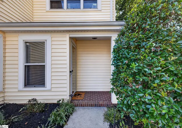 Photo 3 of Single family home for sale at 134 Forest Lake Dr, Simpsonville, SC 29681 | MLS# 1605399 | Listing updated on 2026-10-15