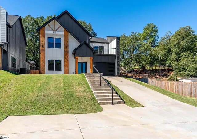 Photo 2 of Single family home for sale at 29 Heard Dr, Greenville, SC 29605 | MLS# 1606514 | Listing updated on 2026-10-23