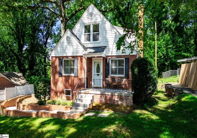 Photo 2 of Single family home for sale at 218 Mcmakin Dr, Greenville, SC 29617 | MLS# 1603990 | Listing updated on 2026-10-05