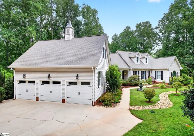 Photo 3 of Single family home for sale at 205 Cvs Harbor Ct, Taylors, SC 29687 | MLS# 1604026 | Listing updated on 2026-09-18