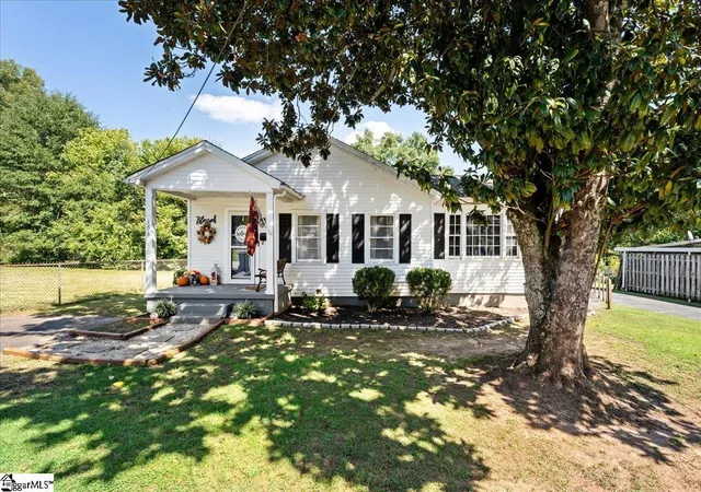 Photo 1 of Single family home for sale at 156 Holder St, Pickens, SC 29671 | MLS# 1605383 | Listing updated on 2026-10-19