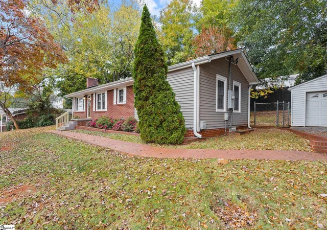 Photo 3 of Single family home for sale at 2 Abelia Dr, Greenville, SC 29617 | MLS# 1602634 | Listing updated on 2026-09-02