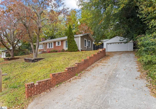 Photo 3 of Single family home for sale at 2 Abelia Dr, Greenville, SC 29617 | MLS# 1602634 | Listing updated on 2026-09-02