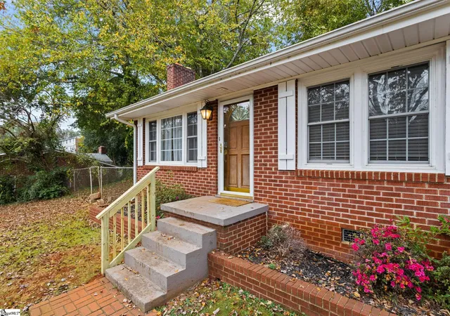 Photo 4 of Single family home for sale at 2 Abelia Dr, Greenville, SC 29617 | MLS# 1602634 | Listing updated on 2026-09-02