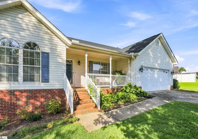 Photo 2 of Single family home for sale at 6 Duer Way, Greer, SC 29651 | MLS# 1602917 | Listing updated on 2026-09-10