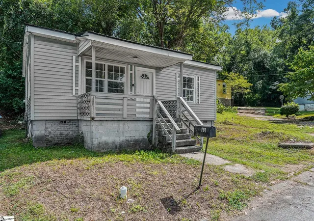 Photo 2 of Single family home for sale at 204 Hunters Ct, Laurens, SC 29360 | MLS# 1603870 | Listing updated on 2026-09-15