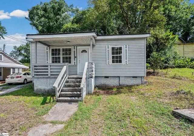 Photo 3 of Single family home for sale at 204 Hunters Ct, Laurens, SC 29360 | MLS# 1603870 | Listing updated on 2026-09-15