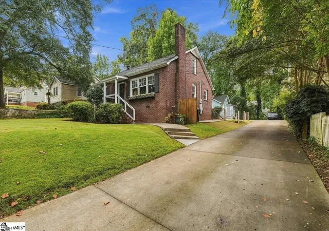Photo 2 of Single family home for sale at 8 Charlotte St, Greenville, SC 29607 | MLS# 1604708 | Listing updated on 2026-10-06