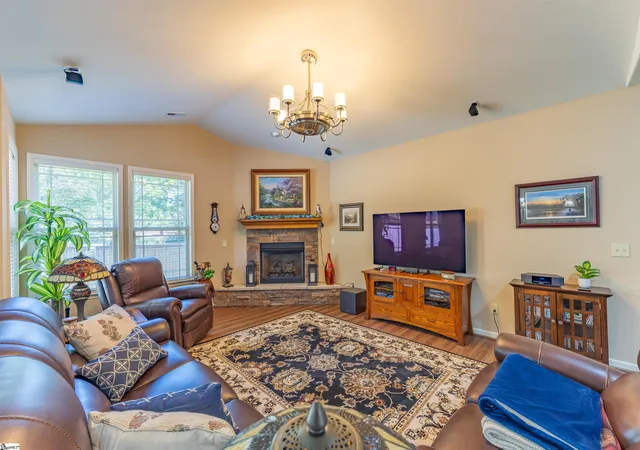 Photo 4 of Single family home for sale at 22 Summerdale Dr, Taylors, SC 29687 | MLS# 1603585 | Listing updated on 2026-09-11