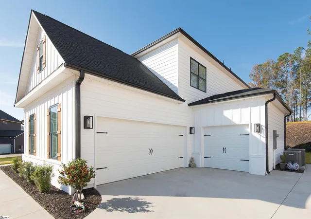 Photo 2 of Single family home for sale at 302 Forest Edge Rd, Piedmont, SC 29673 | MLS# 1602898 | Listing updated on 2026-09-08