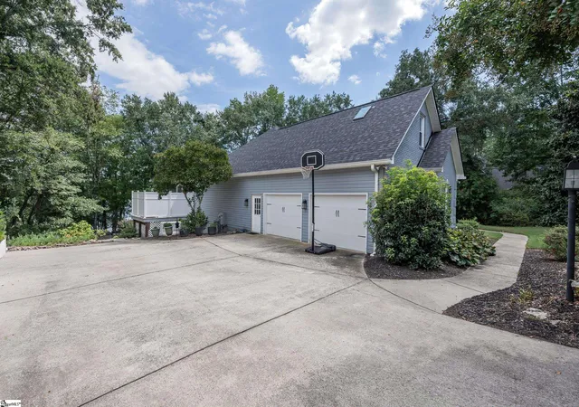 Photo 4 of Single family home for sale at 116 Blue Water Trl, Taylors, SC 29687 | MLS# 1603292 | Listing updated on 2026-09-09