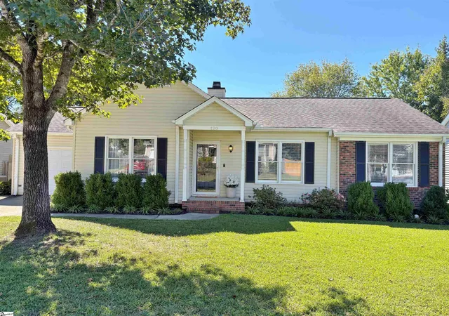 Photo 1 of Single family home for sale at 120 Oak Valley Dr, Simpsonville, SC 29681 | MLS# 1605339 | Listing updated on 2026-10-27