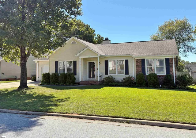 Photo 2 of Single family home for sale at 120 Oak Valley Dr, Simpsonville, SC 29681 | MLS# 1605339 | Listing updated on 2026-10-27