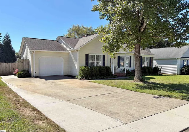 Photo 3 of Single family home for sale at 120 Oak Valley Dr, Simpsonville, SC 29681 | MLS# 1605339 | Listing updated on 2026-10-27